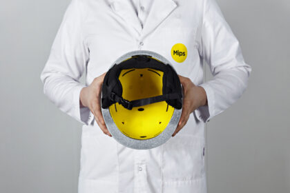Kask narciarski z systemem MIPS / źródło: https://mipsprotection.com/